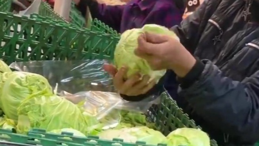 消费者在超市挑选螺丝椒的场景