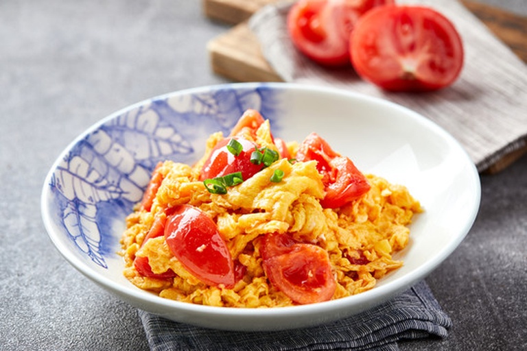 厨师正在用新疆普罗旺斯西红柿制作意式番茄炒蛋,锅中热气腾腾,色泽诱人 普罗旺斯西红柿烹饪图