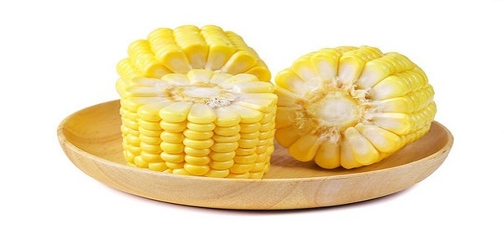 一个现代化厨房环境中,新鲜切开的水果玉米置于白色瓷盘中,背景有营养分析图表和健康饮食标语,强调其科学营养价值和可信赖品质 厨房案板上摆放着切开的水果玉米,露出整齐排列的金黄色颗粒,旁边放有计量秤和营养标签卡片,展示专业测评场景