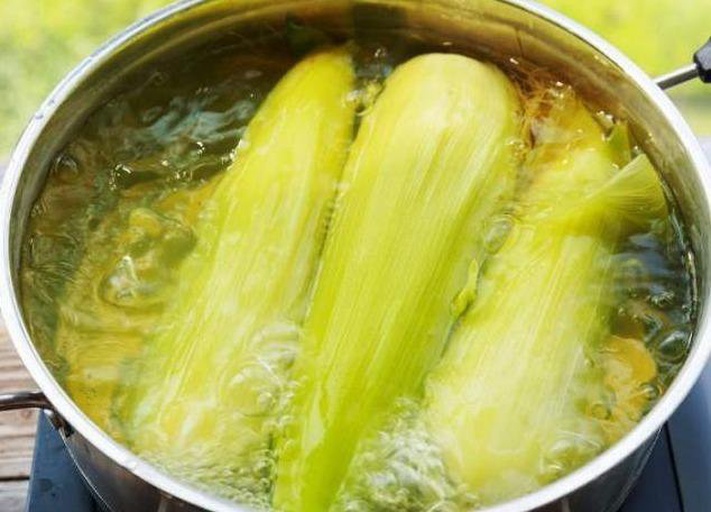 甜玉米花爆制过程，锅中玉米粒爆裂的瞬间