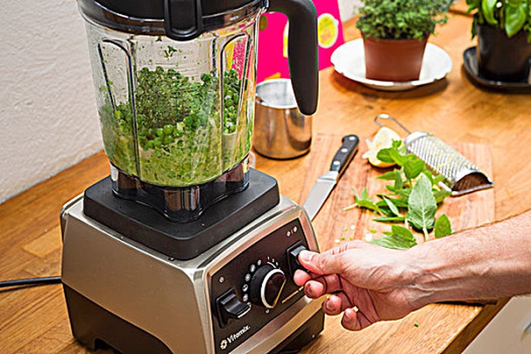 家庭制作草莓乳酸菌饮品场景