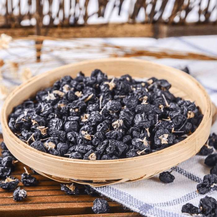 黑枸杞科学食用示意图：木质托盘上摆放三个玻璃小碗，分别标注'周一/3g'、'周三/3g'、'周五/3g'，碗中盛放浸泡10分钟后的黑枸杞（紫黑色液体清澈，果实饱满舒展），旁置电子秤（显示3.0g）和计时器（10:00）