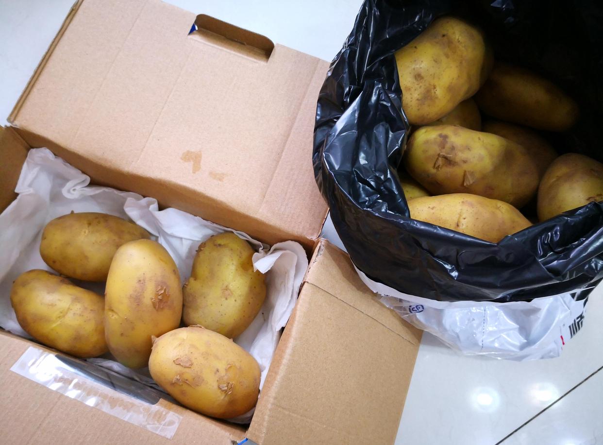 家庭储藏室中用纸箱存放土豆的场景