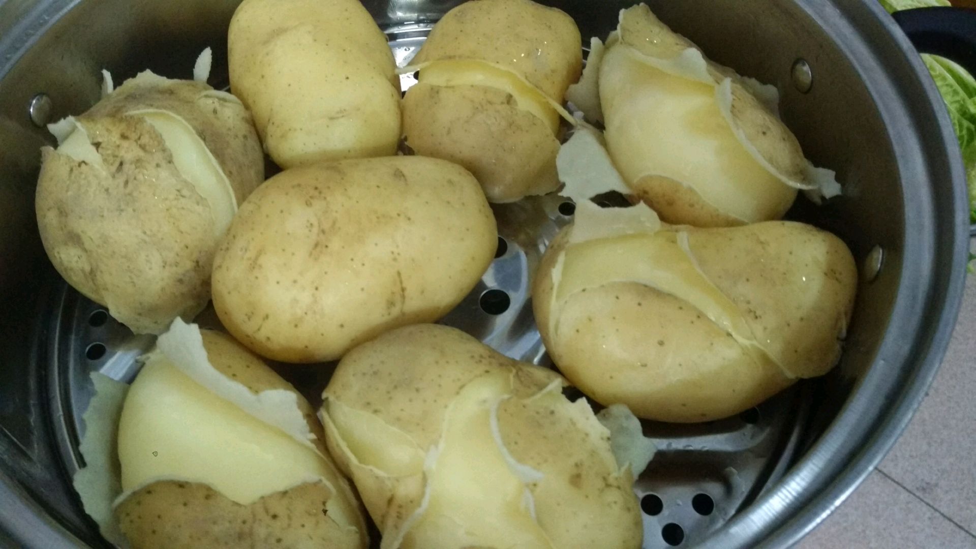 蒸熟的粉质土豆剖面特写