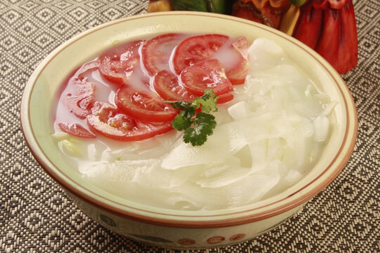 一碗热腾腾的青盐白菜汤,色泽清亮,点缀少量葱花 青盐白菜汤成品展示图