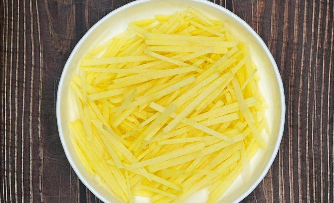 健康烹饪的蒸土豆搭配蔬菜餐盘