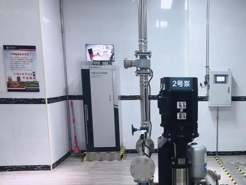 展示防逃网的安装细节:PVC防逃板垂直插入土壤,底部埋深20厘米,外部有木桩支撑,板间无缝对接,顶部向内倾斜形成T型结构。进水口处安装双层过滤网,外层为粗网,内层为细密的60目尼龙网,用扎带牢固绑扎。 大闸蟹防逃网安装细节图