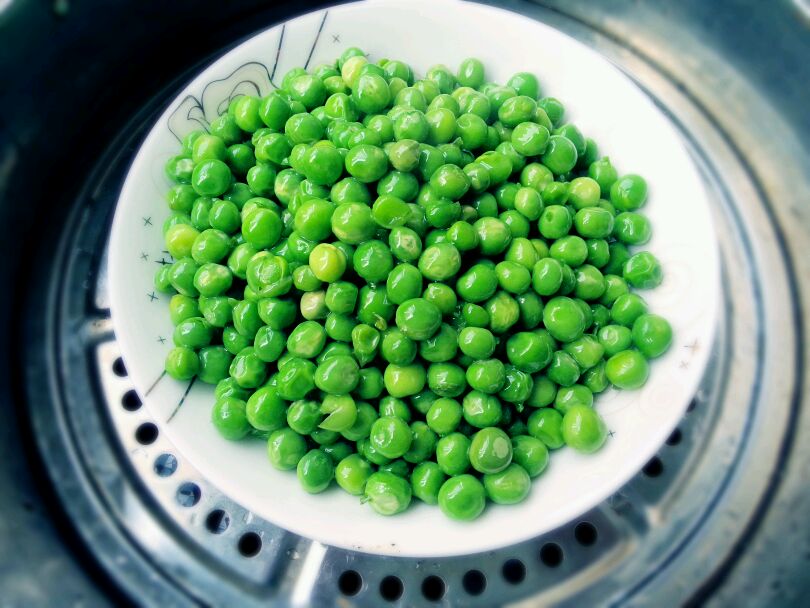 蒸锅中的青豌豆