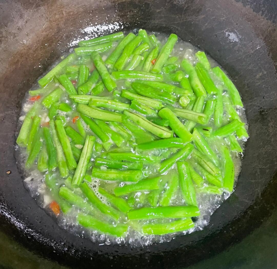家庭烹饪四季豆场景