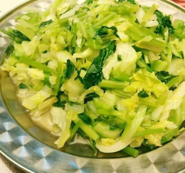 一盘清炒后的生菜和苦菊,颜色翠绿,油润可口 清炒生菜苦菊成品图