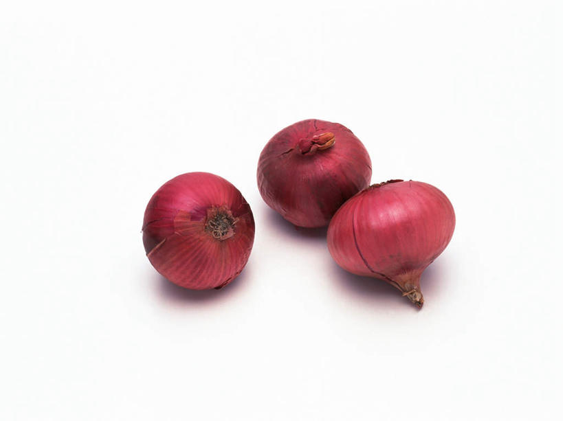 三颗完整洋葱并列摆放:左侧为黄皮洋葱,金黄色外皮;中间为白皮洋葱,外皮纯白光亮;右侧为红皮洋葱,外皮呈深紫红色;背景为浅灰色石板,突出色彩对比 三种洋葱对比图