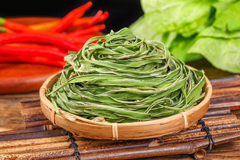 苦瓜与其他夏季时令蔬菜组合摆盘