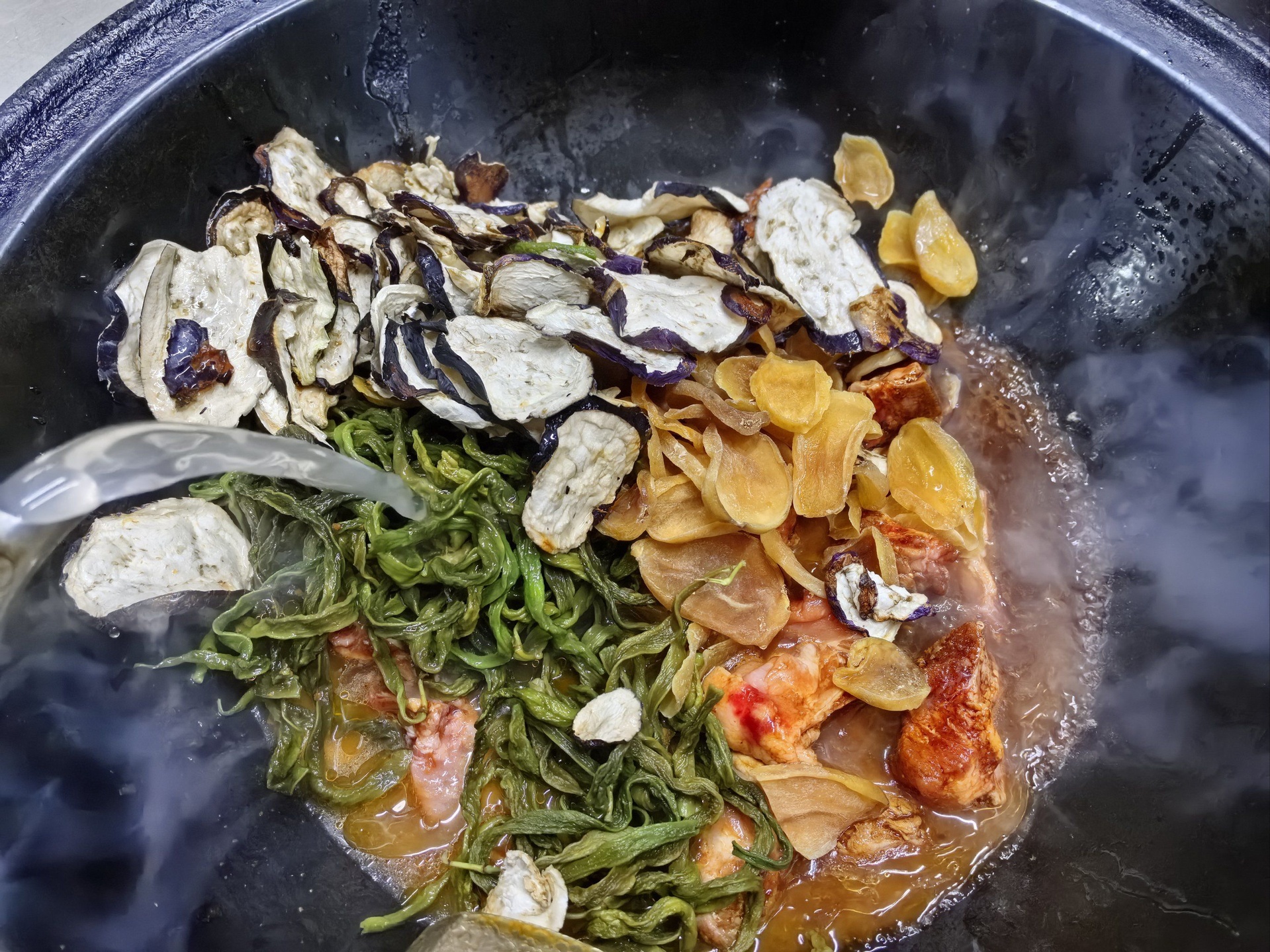 茄子须与老姜炖煮过程图