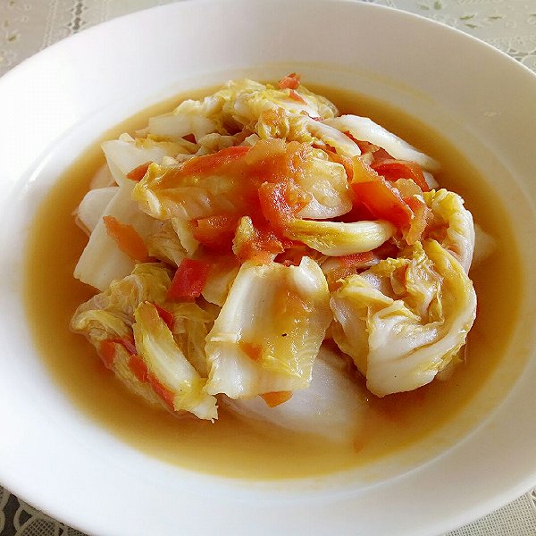 家庭厨房场景图：砧板上切好的大白菜帮叶与番茄丁、瘦肉片并置，旁边放柠檬片和小碗维C含量标签（13mg/100g），背景为中式灶台，传递‘搭配增效’核心理念