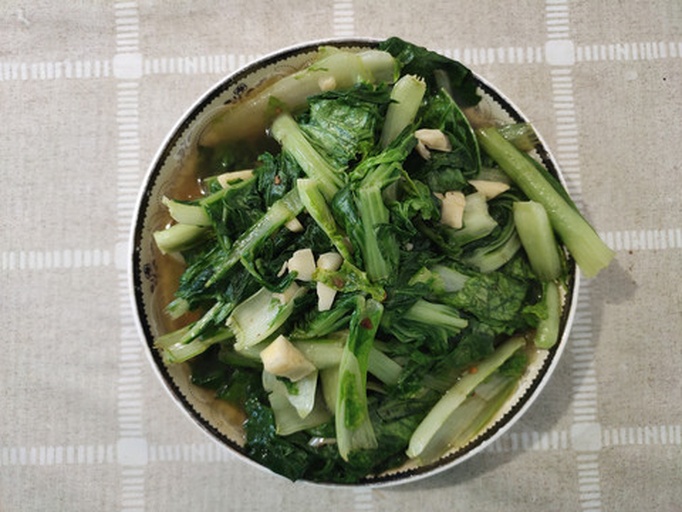 清炒蒜苗健康家常菜实拍,突出低油烹饪方式与食材本味,体现营养均衡搭配,符合中国居民膳食指南'多色蔬菜搭配'原则 蒜苗健康食谱:清炒蒜苗配豆腐丁与胡萝卜片,色彩明快,蒜苗翠绿挺括,豆腐洁白软嫩,胡萝卜橙红鲜亮,少油少盐,盘底无多余油脂
