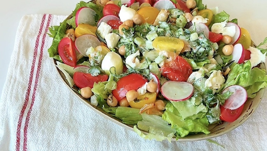 西芹与其他蔬菜搭配的健康餐盘