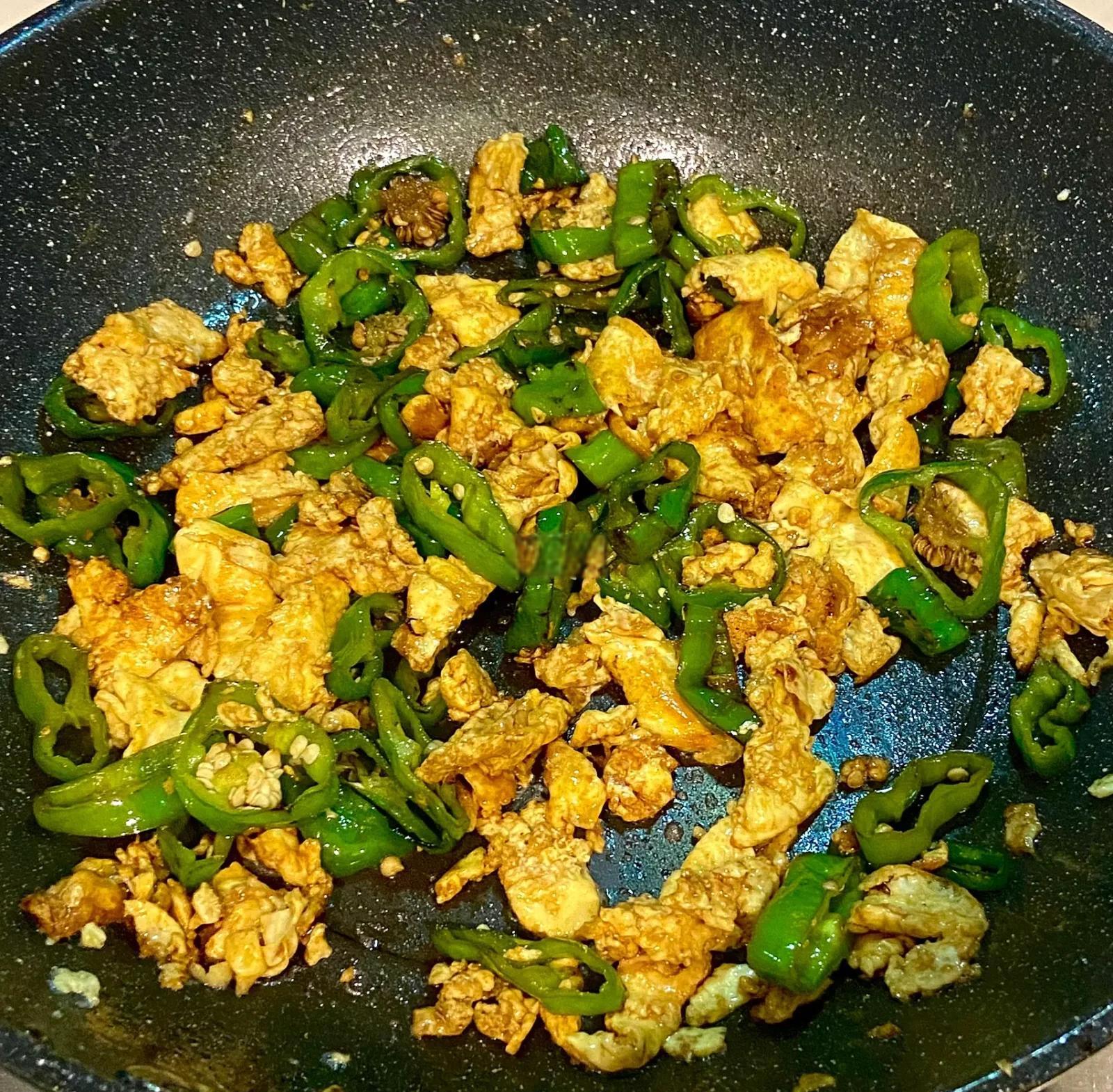中椒炒鸡蛋成品菜特写