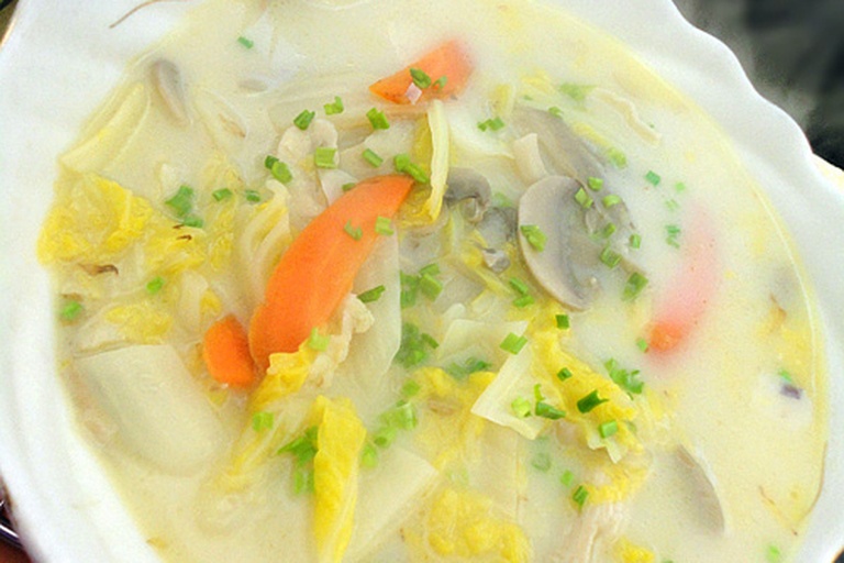 白胡椒奶油蘑菇汤成品图,展示汤品色泽与食材搭配 白胡椒奶油蘑菇汤成品图