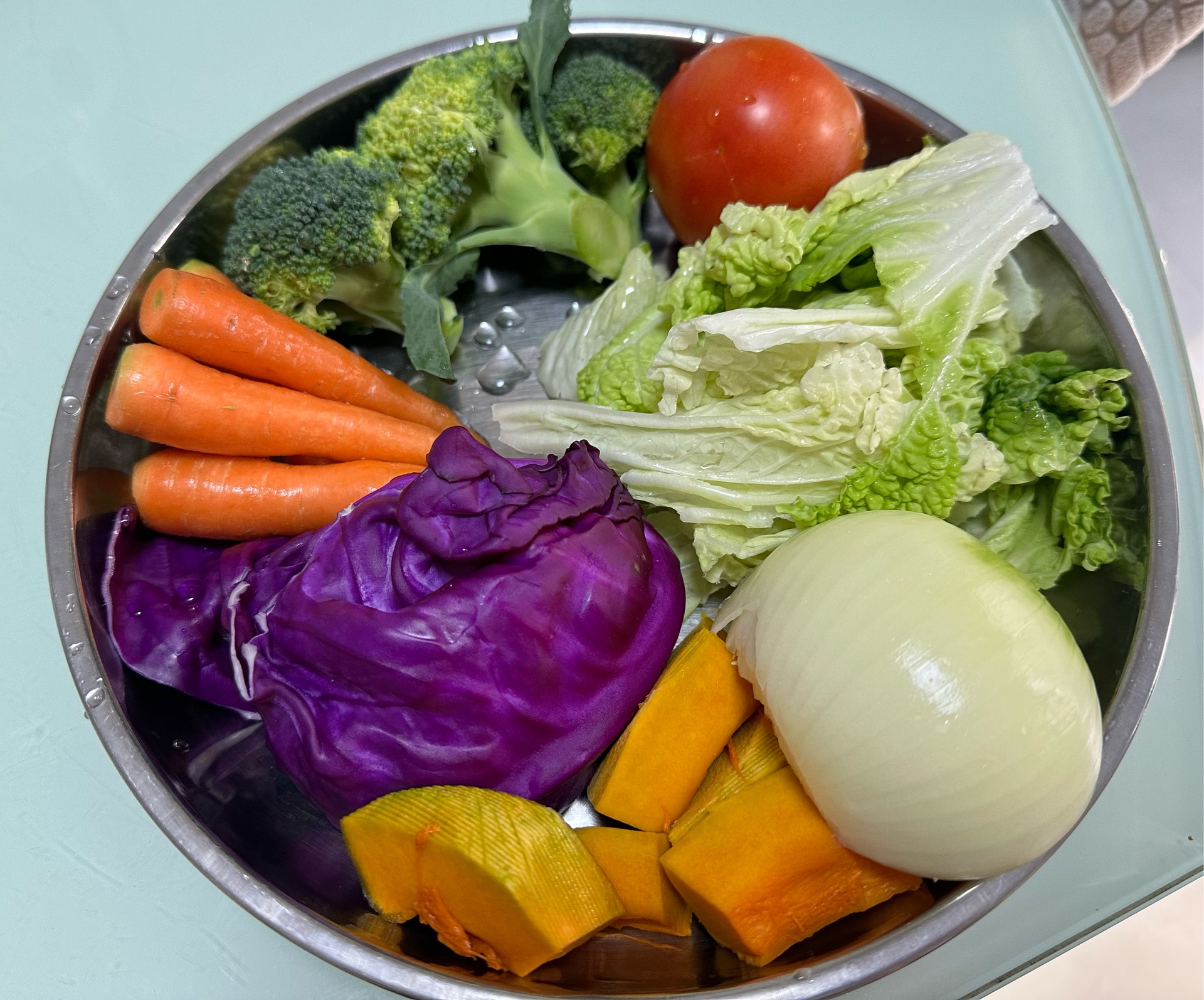 大葱与其他常见蔬菜组成的营养膳食拼盘