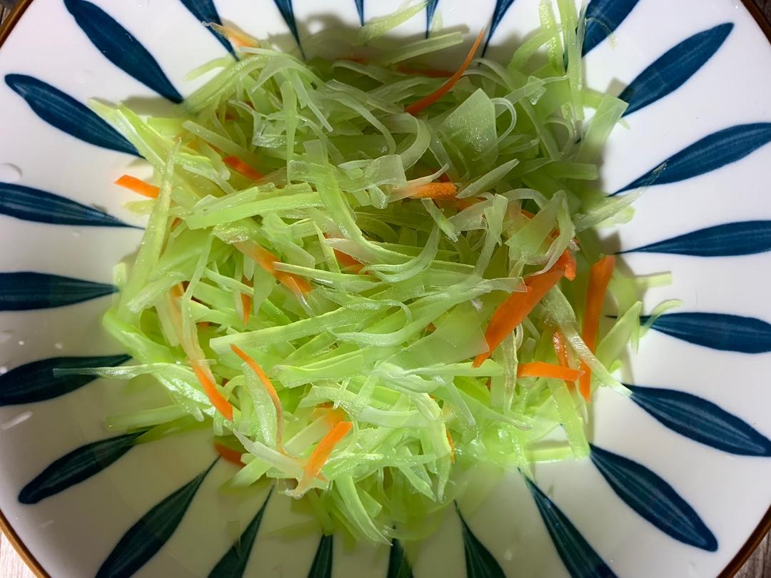 胡萝卜与绿叶蔬菜搭配的沙拉盘