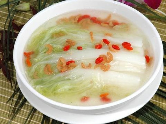 传统食养可视化呈现:韭菜配伍优质动物蛋白(虾仁)与健脾益肾食材(枸杞、山药),体现‘肝脾同调’中医理论指导下的科学配餐逻辑,无日晒环节,强调新鲜本味 中医食养配伍图示:青瓷碗中盛放清炒韭菜虾仁(韭菜段+鲜虾仁+少量姜丝),旁边摆放枸杞与山药片,背景为木质案台与《食疗本草》古籍复刻页