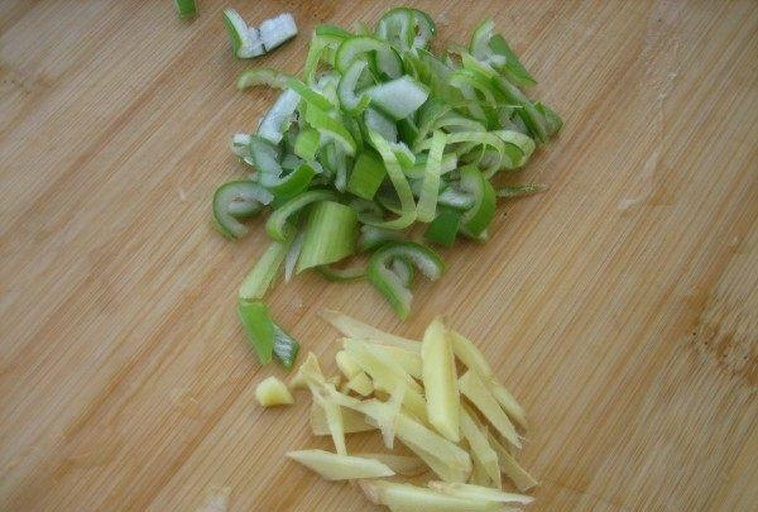 厨房中黑胡椒与其他护肾食材搭配场景