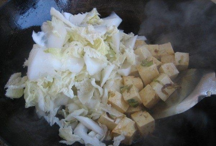 白不老豆角在厨房中被烹饪的画面