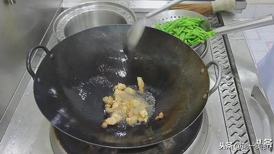 一位厨师正在厨房中用大蒜爆香后翻炒锅中的油麦菜,锅内蔬菜呈翠绿色,热气腾腾,旁边摆放着新鲜的整把油麦菜作为原料对照 油麦菜烹饪过程图