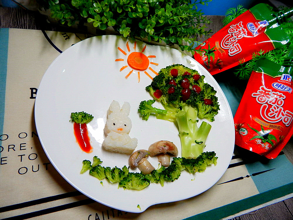 儿童在餐桌前开心地吃着一盘由西兰花和豌豆组成的彩色蔬菜餐，旁边有父母陪伴