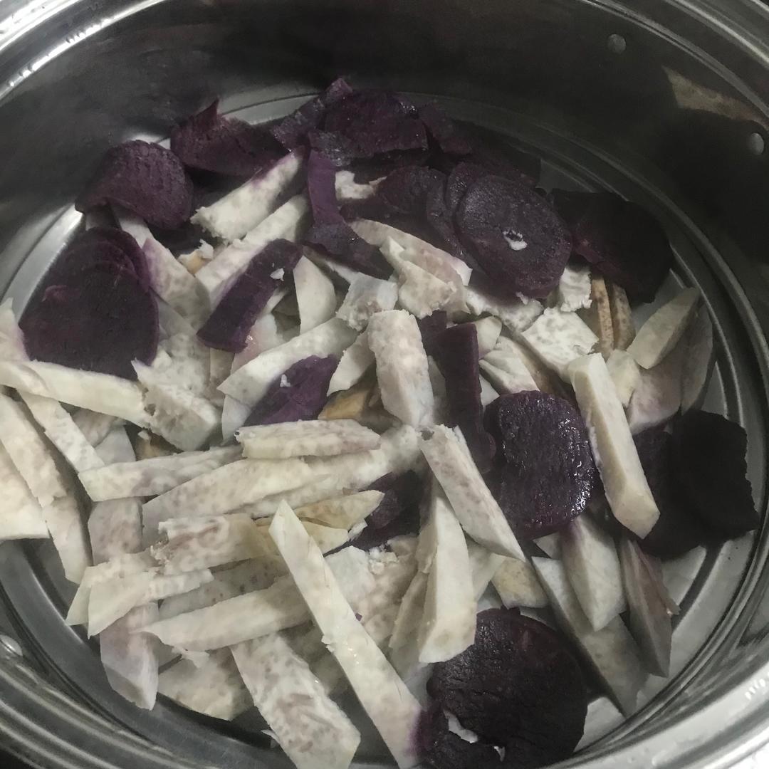 山芋粉、毛芋头、红薯淀粉等原材料整齐摆放在厨房中,准备制作娃娃鱼 山芋粉制作娃娃鱼食材展示