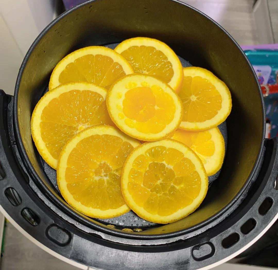 橙子切片放入空气炸锅烘烤