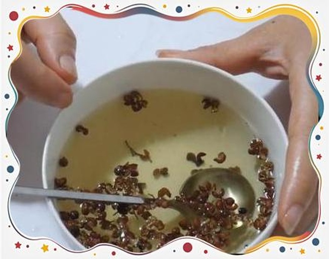 一位年轻女性坐在餐桌前,双手捧着一碗冒着热气的汤,碗中有肉片和调料,桌上摆放着小碟装的白胡椒粉和研磨瓶,环境温馨,突出健康饮食氛围 女性饮用热汤场景
