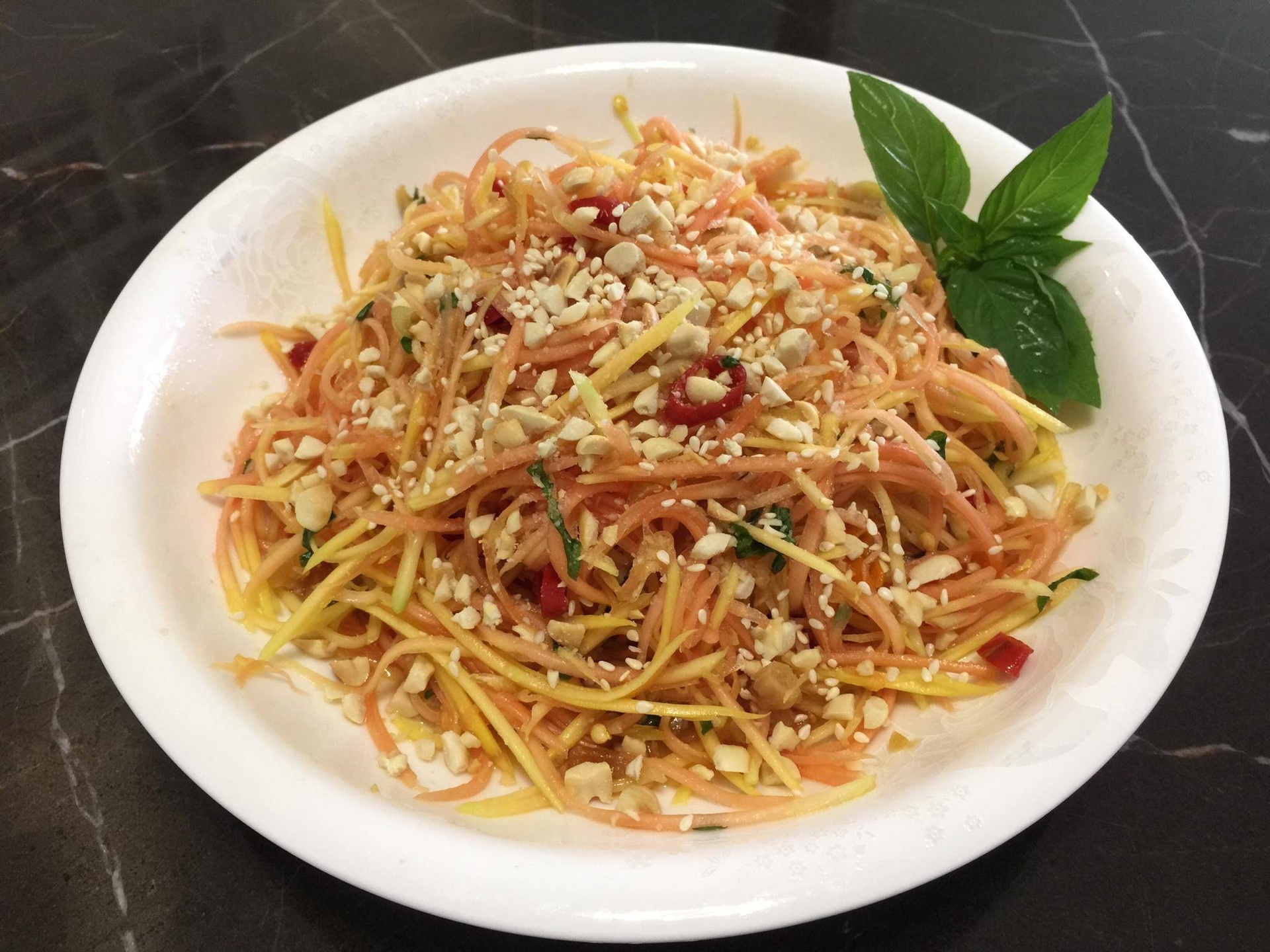 青木瓜丝搭配辣椒柠檬制作的泰式沙拉摆盘