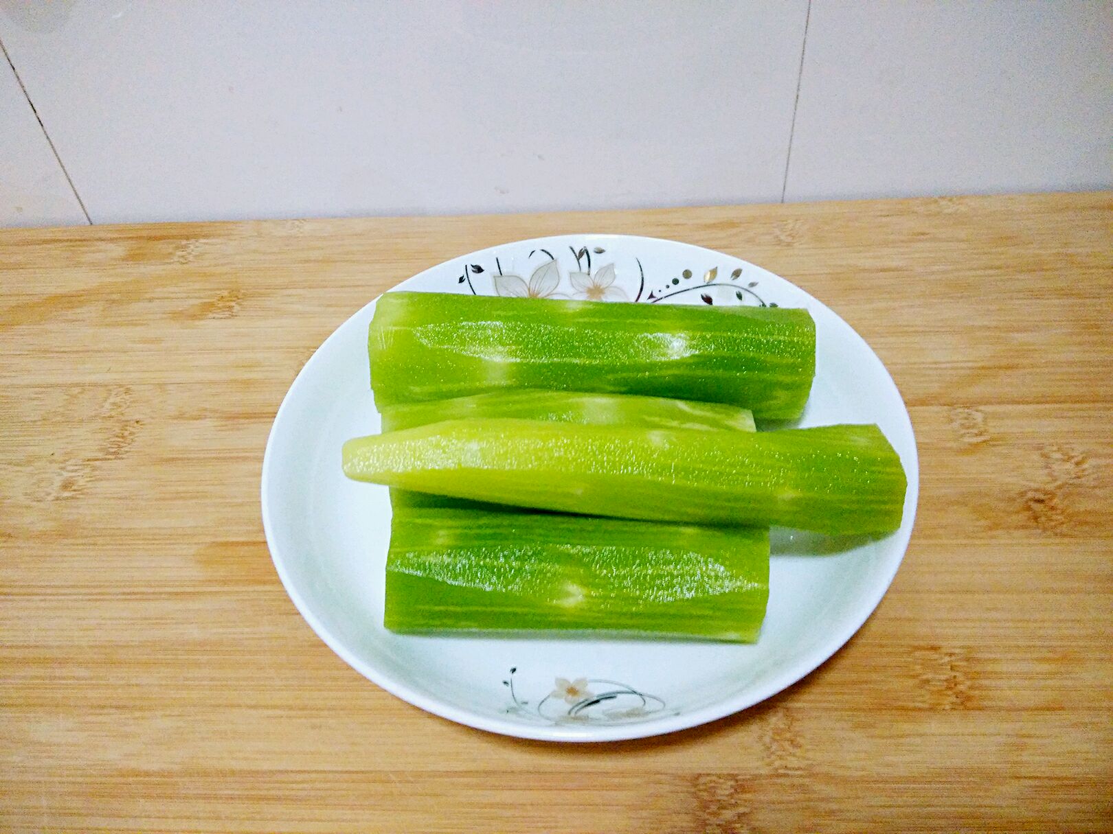 炒熟的生菜摆放在餐盘中,色泽鲜绿,香气扑鼻 一盘炒熟的生菜摆放在餐盘中