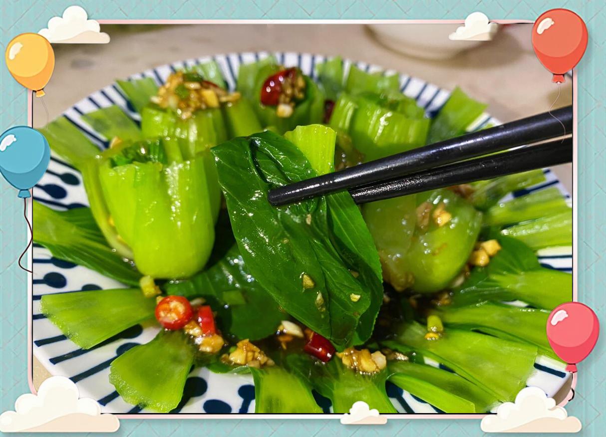 油菜与羊肉同炒特写：翠绿油菜段与琥珀色羊肉片在浅口陶锅中交错铺陈，表面泛着自然油脂光泽，撒有少量白芝麻与葱花，背景为木质砧板与新鲜油菜整株