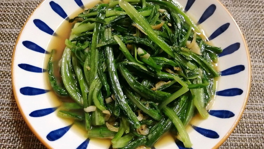 清炒油麦菜与蒜香芦笋摆盘图