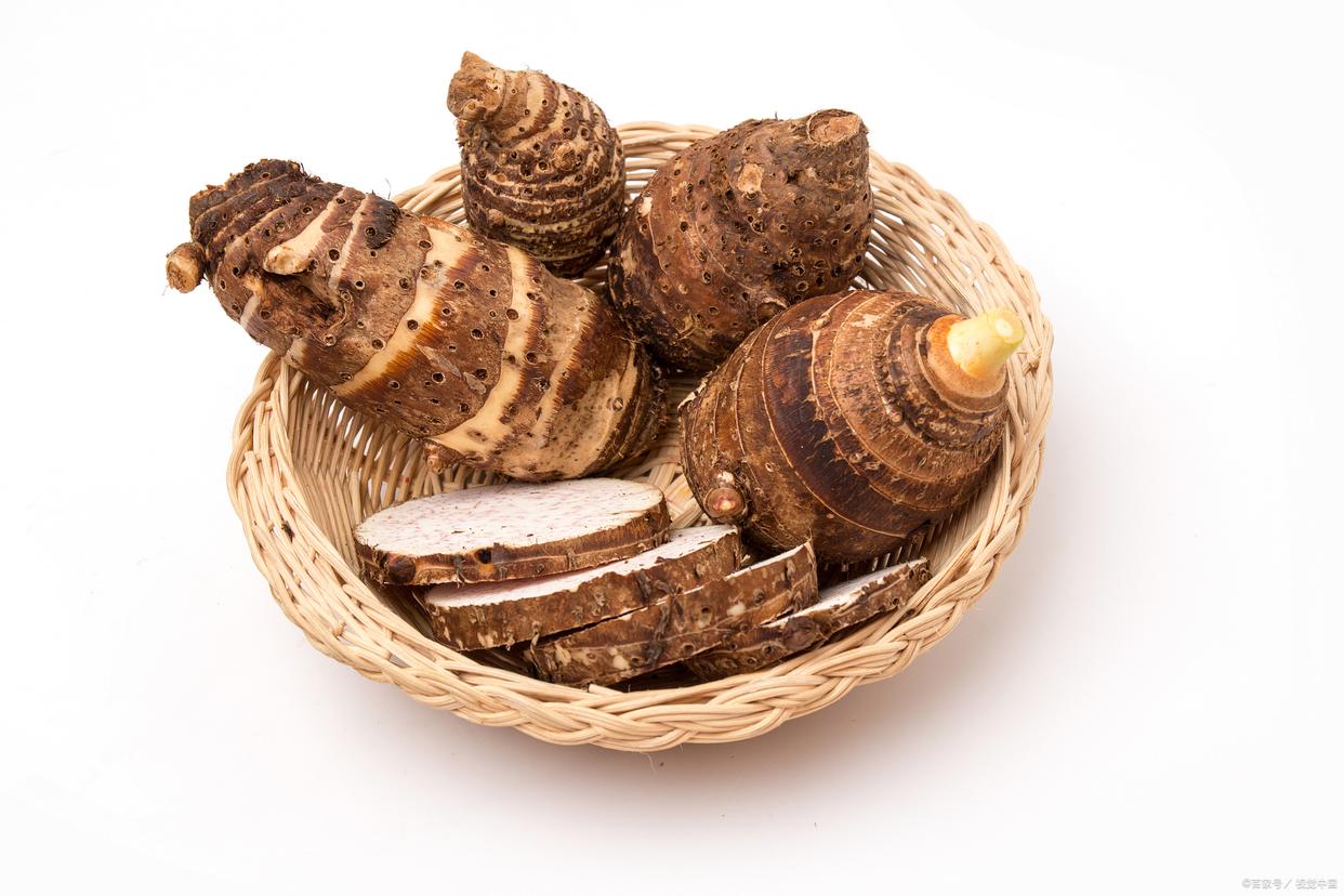 家庭厨房中芋头储存场景