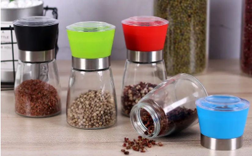 厨房调味架上的鲜辣鲜露瓶装产品