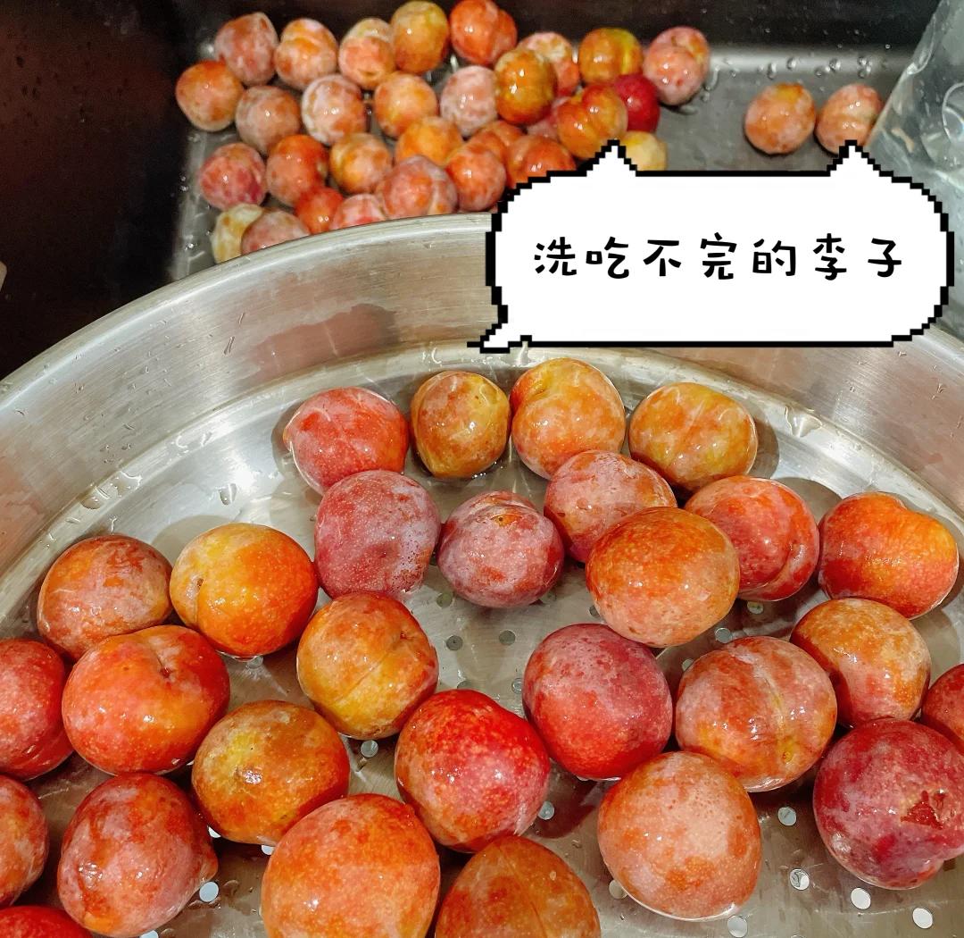 家庭厨房中李子带皮清洗与食用场景实景图