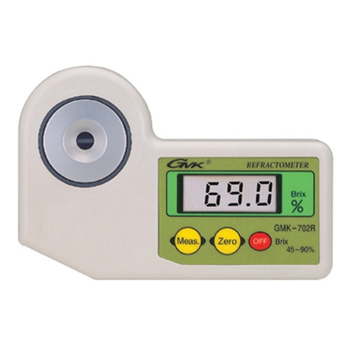 一名身穿白大褂的技术人员正在使用手持式折射仪检测一粒阳光玫瑰葡萄的糖度,显示屏清晰可见Brix读数为20.5%,桌面上摆放着记录本、剪刀和样品杯 实验室人员检测葡萄糖度