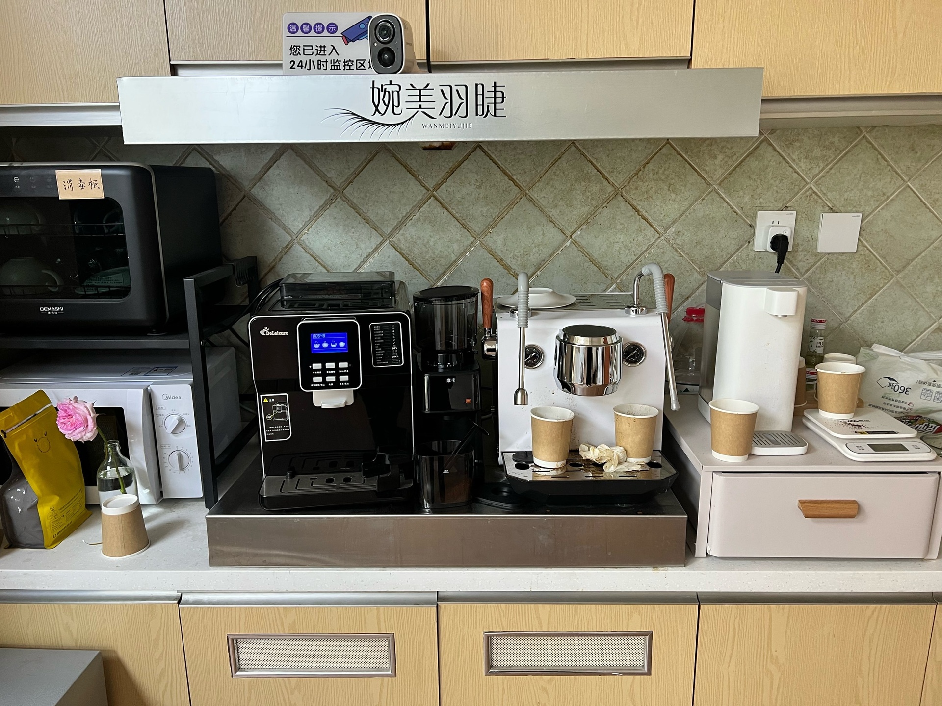 一位中年女性在家中用破壁机制作黑豆豆浆的场景