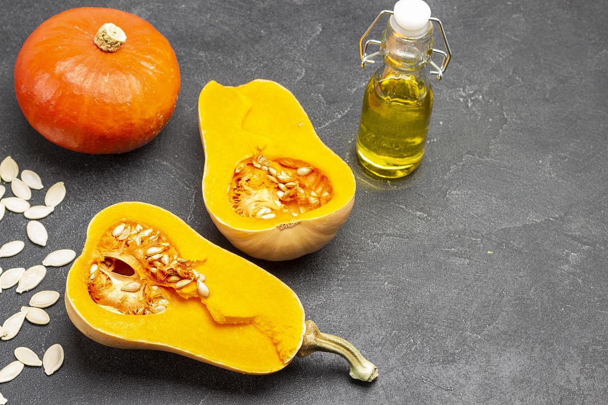 南瓜籽油瓶装成品展示,背景为厨房或保健品柜台 南瓜籽油产品展示