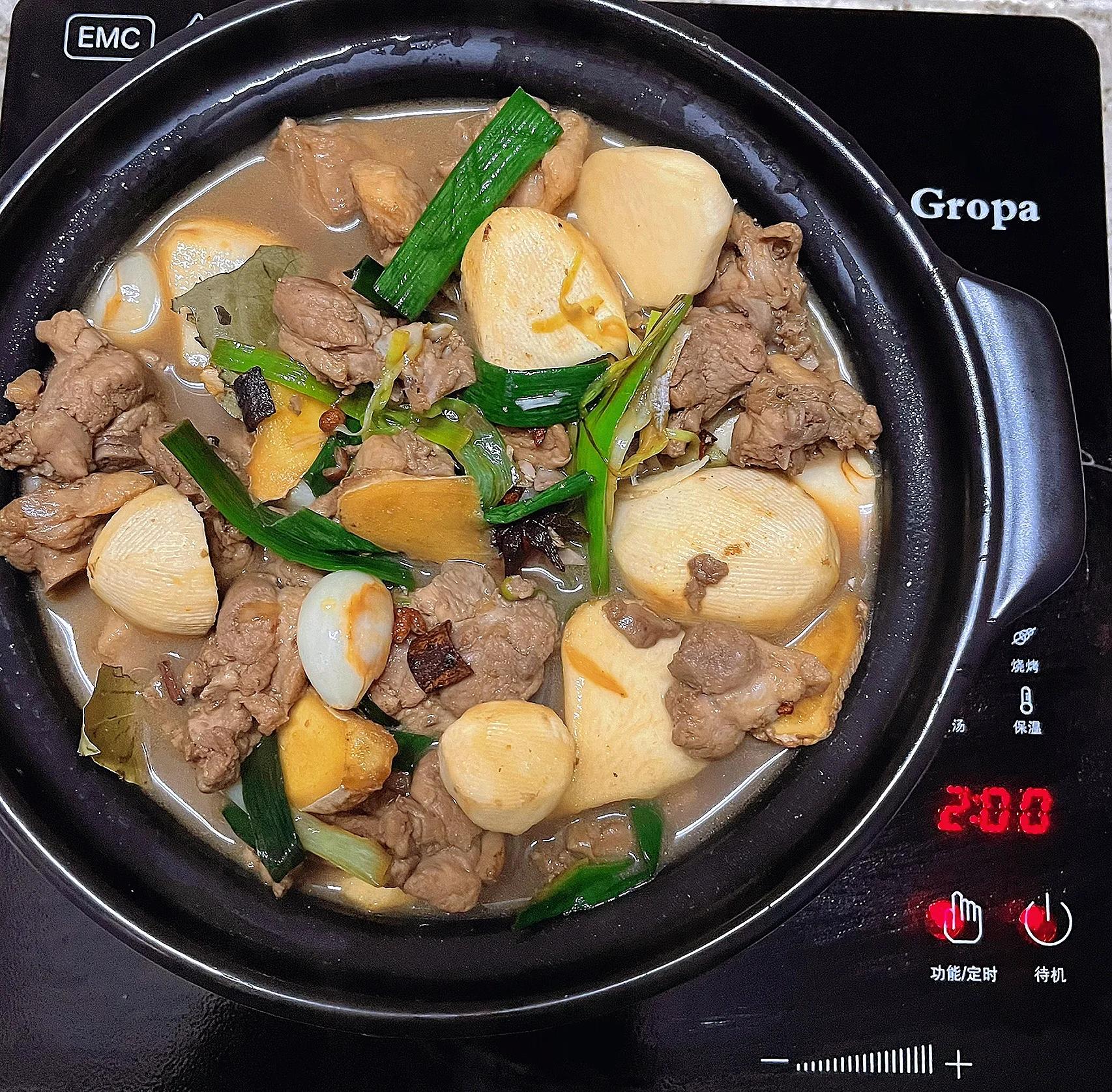场景化配图:中式砂锅炖煮干竹笋五花肉,突出笋片饱满透亮、肉质酥软,展现干竹笋吸味性强、适合慢炖的烹饪特性,强调家庭厨房真实应用 干竹笋烹饪场景:砂锅中炖煮的干竹笋五花肉,笋片吸饱汤汁呈半透明琥珀色,五花肉肥瘦相间,汤面浮着细小油星,配青葱末,体现传统家常健康做法