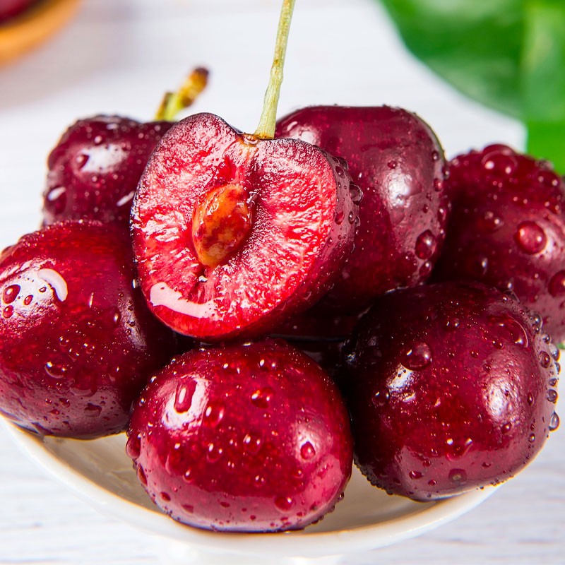 车厘子剖面图展示果肉与果核分离状态