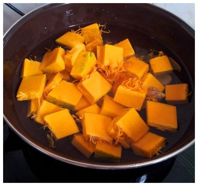 砂锅中正在炖煮的牛肉与南瓜,汤汁呈红褐色,牛肉块与金黄色南瓜块清晰可见,热气腾腾 牛肉炖南瓜炖煮中