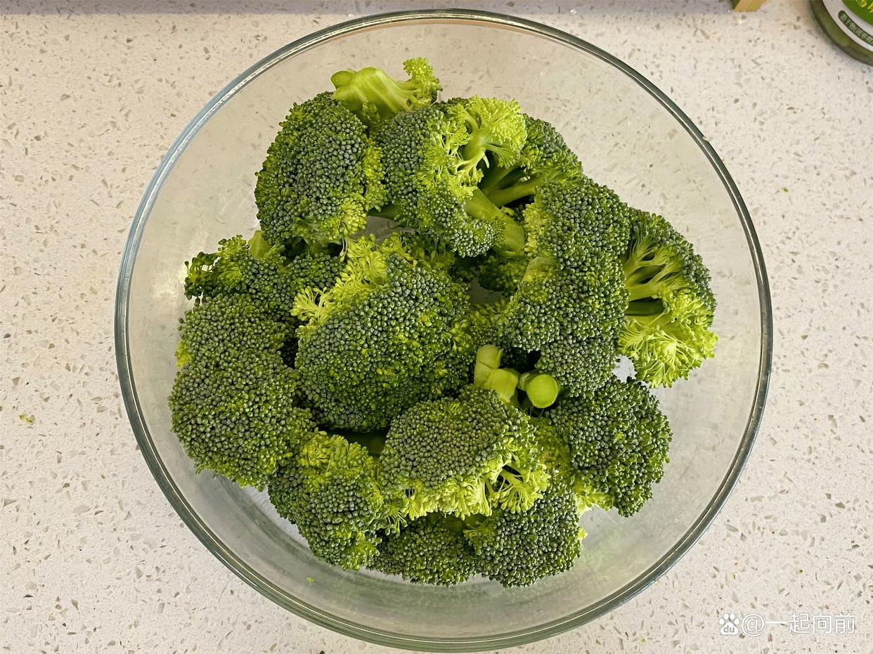 西兰花在清水中浸泡的特写