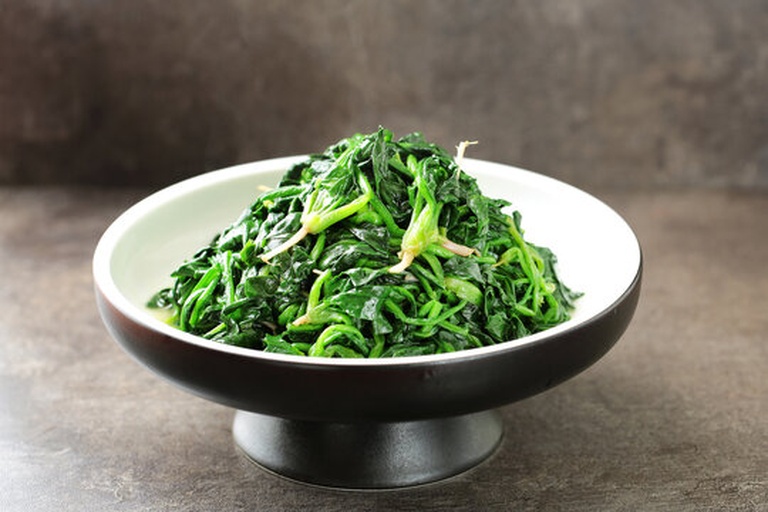 家庭厨房中焯水处理菠菜的过程