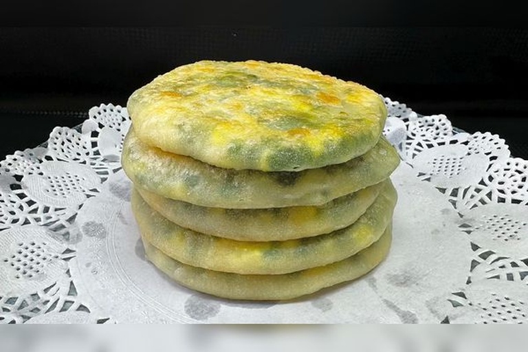 煎制中的韭菜盒子特写