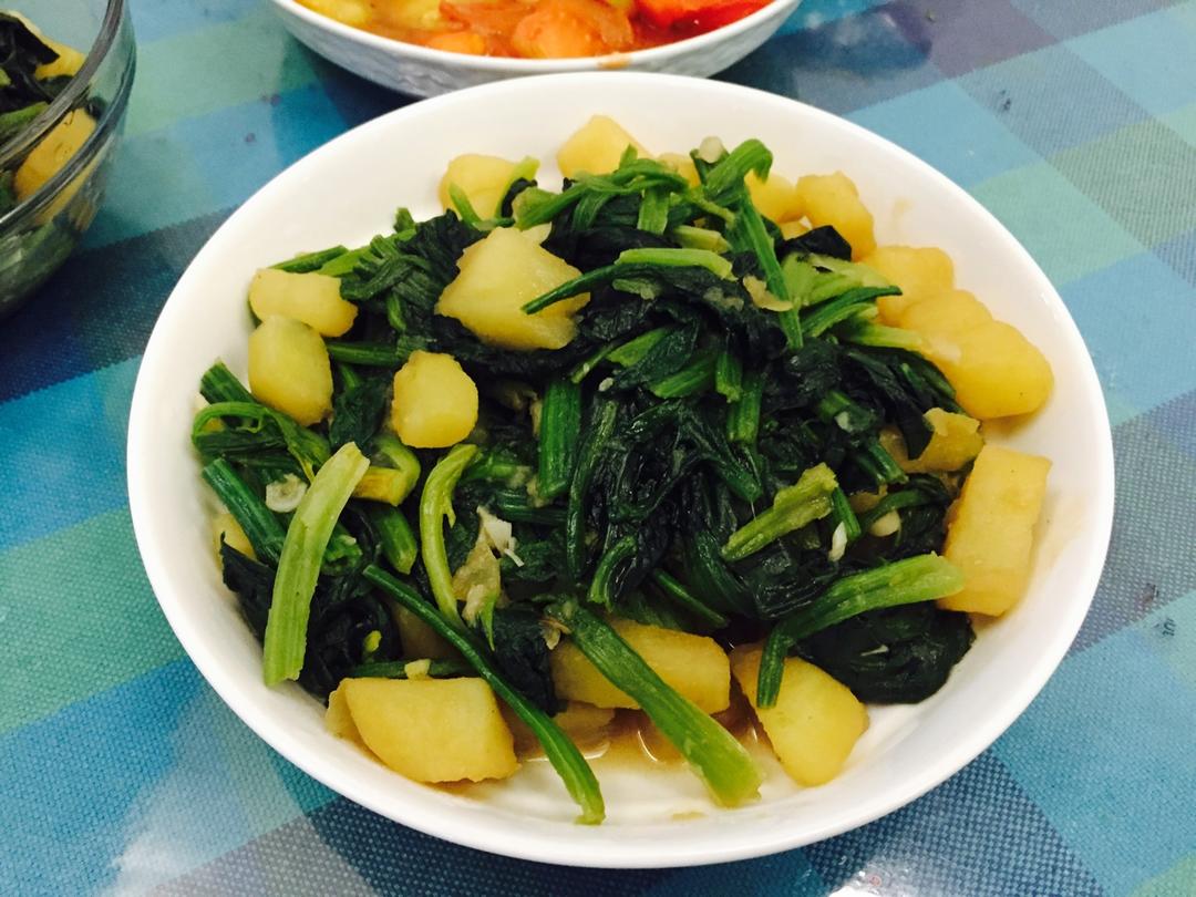 菠菜与土豆的营养成分对比图