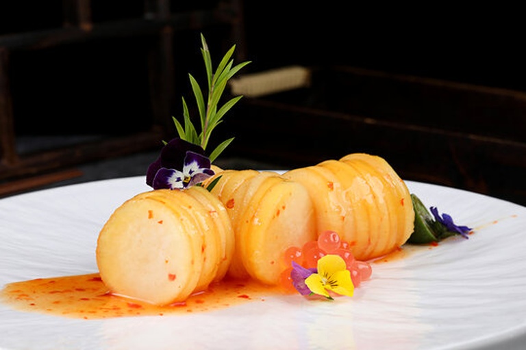 刚出锅的蜜汁萝卜成品特写